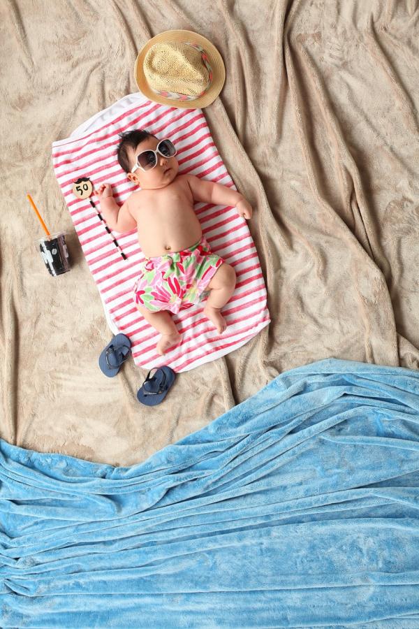 Bébés lecteurs à la plage